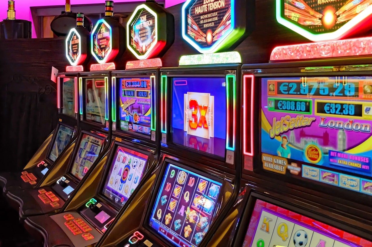 Dealer kasino langsung profesional menyajikan permainan secara real time yang interaktif dan menghibur